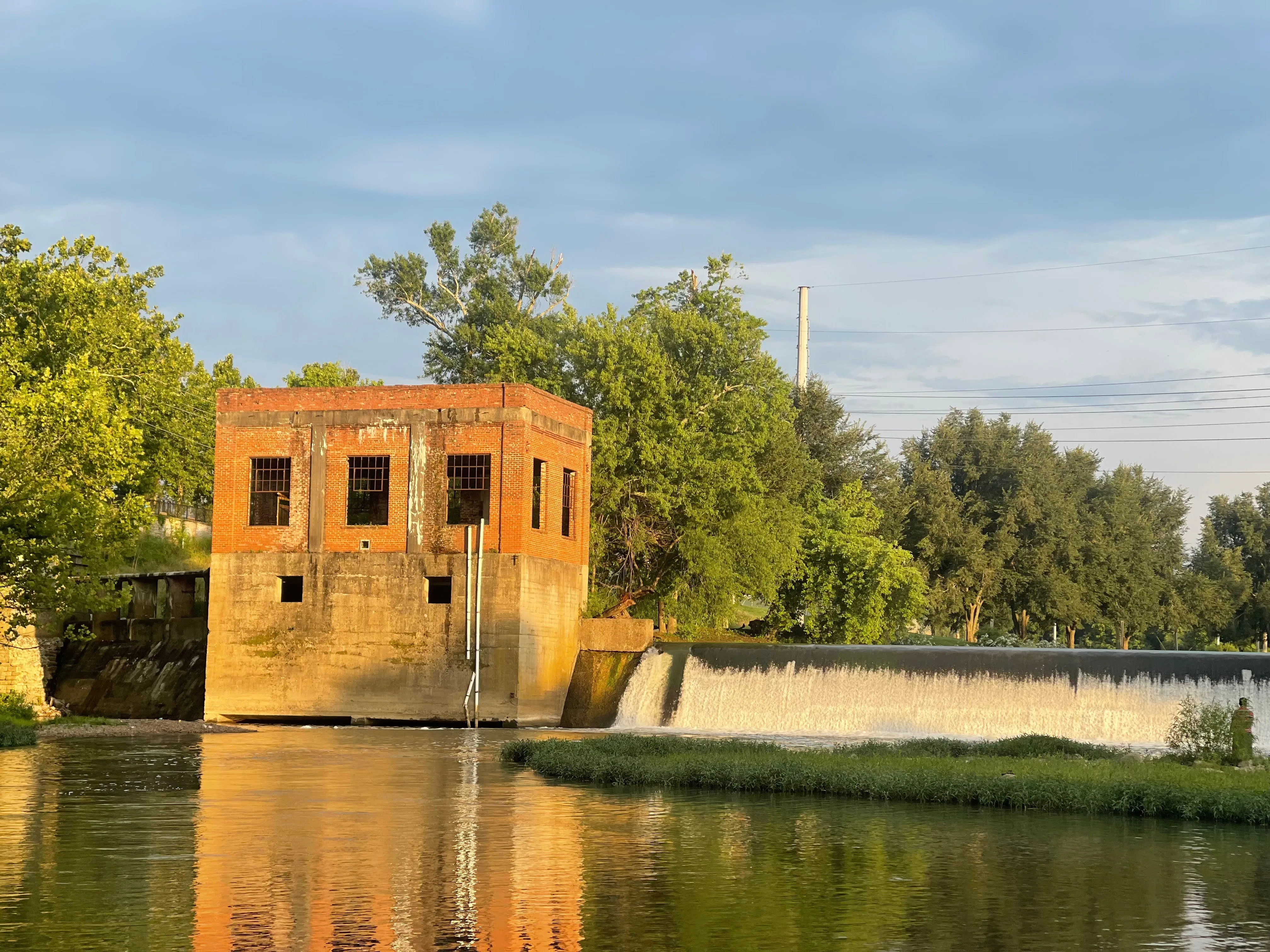 A photo of Sheblyville Power's old Hydroelectric Station on the Duck River